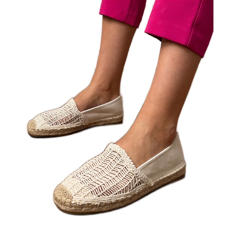 Beige Openwork Apartrilles en la plataforma Beige Openwork Apartrilles en la plataforma