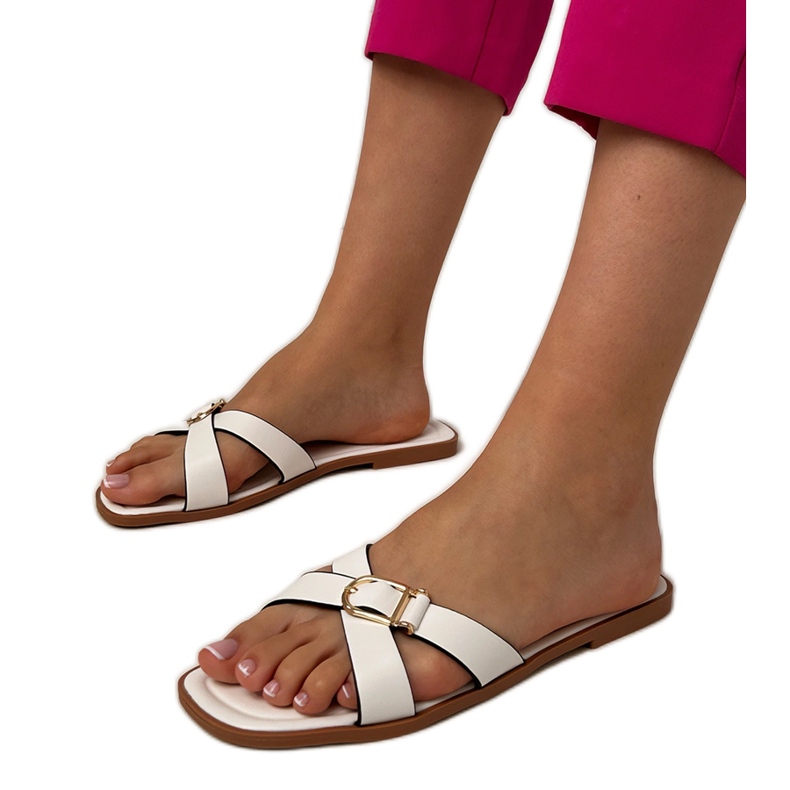 Chanclas blancas con una hebilla decorativa en el cinturón blanco