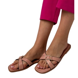 Chanclas rosadas con una hebilla decorativa en el cinturón rosado