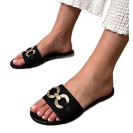 Chanclas negras con una decoración dorada en la barra negro