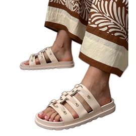 Chanclas romanas beige con tachuelas