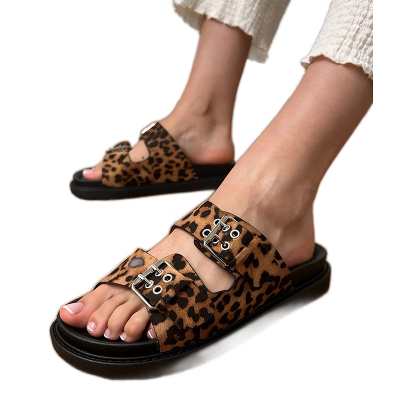 Chanclas de leopardo con rayas beige Chanclas de leopardo con rayas beige