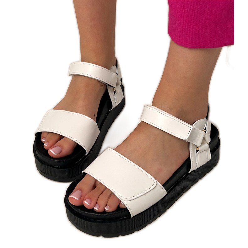 Sandalias blancas hechas de eco -sather en la plataforma blanco