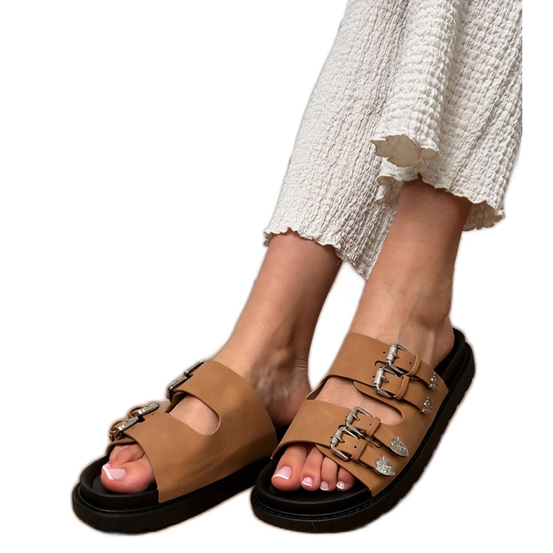 Zapatillas de mujer marrones con hebillas decorativas beige