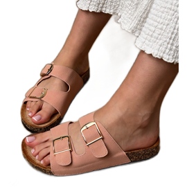 Chanclas rosadas con abrazaderas en una suela de corcho rosado