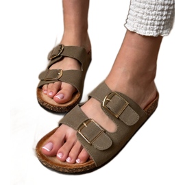 Chanclas verdes con abrazaderas en una suela de corcho