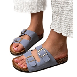 Chanclas azules con abrazaderas en una suela de corcho