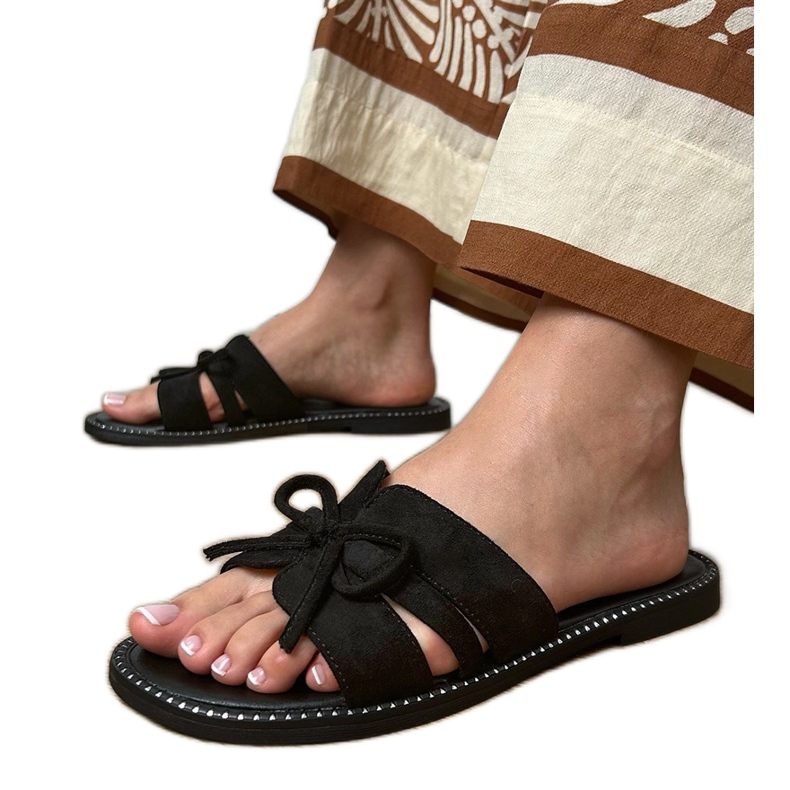 Chanclas negras con arco y decoración en los bordes negro