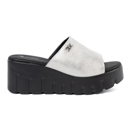 Goodin Chanclas plateadas en una plataforma negra