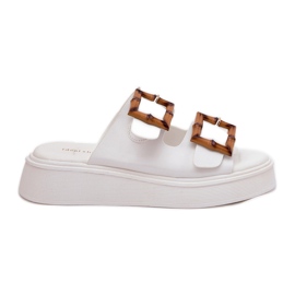Zapatillas para mujeres de cuero ecológica en la plataforma con hebillas blancas blanco