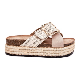 Zapatillas para mujeres en la plataforma con trenza y la abrazadera dorada beige