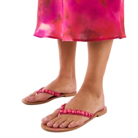 Chanclas rosadas decoradas con guijarros rosado
