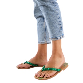 Chanclas verdes decoradas con guijarros