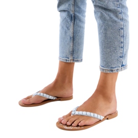 Flip blancos -flops decorados con guijarros