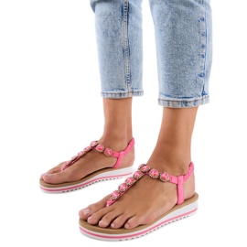 Sandalias rosadas de flip -flops decorados con circones rosado Sandalias rosadas de flip -flops decorados con circones rosado