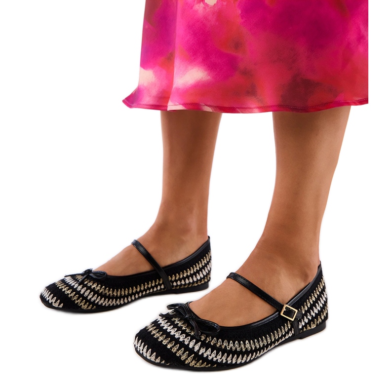 Ballerinas de material negro con una hebilla y un arco