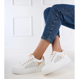 Zapatillas blancas con insertos de oro en la plataforma blanco