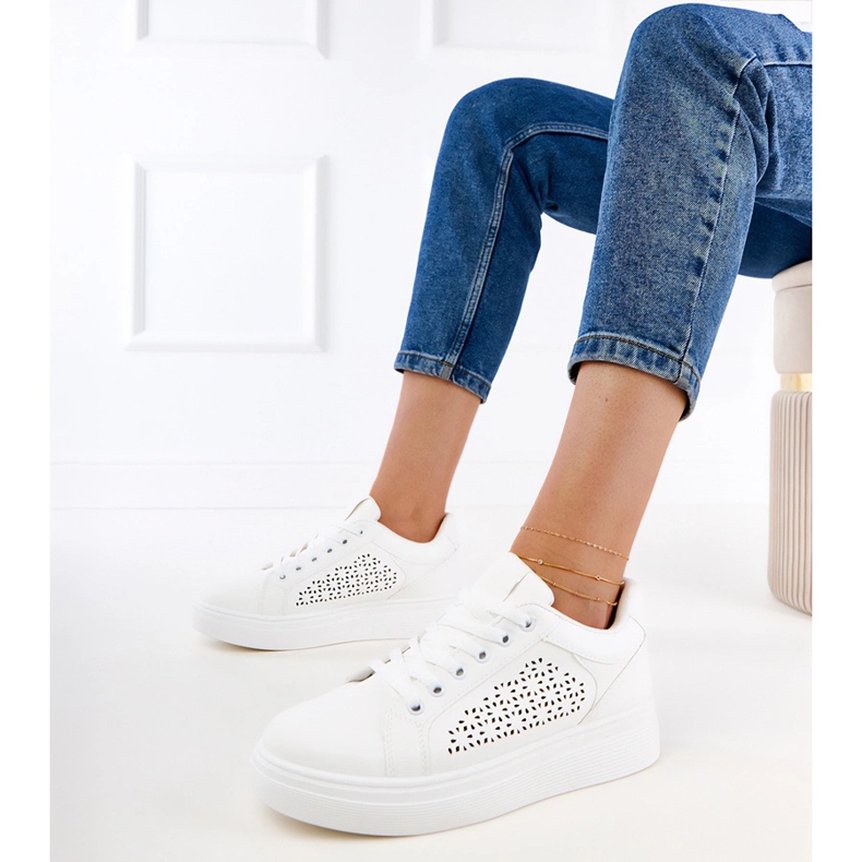 Zapatillas blancas en la plataforma. blanco