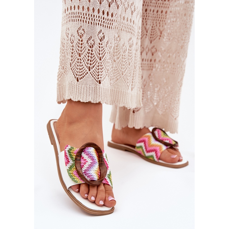Chanclas de mujeres planas con una hebilla blanca decorativa blanco Chanclas de mujeres planas con una hebilla blanca decorativa blanco