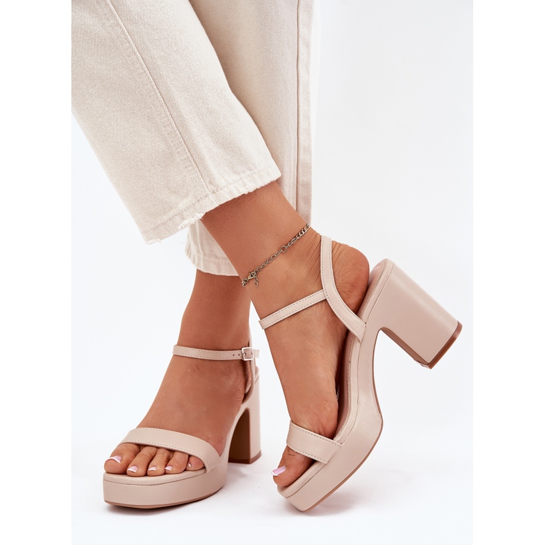 Sandalias de cuero ecológica en el post beige
