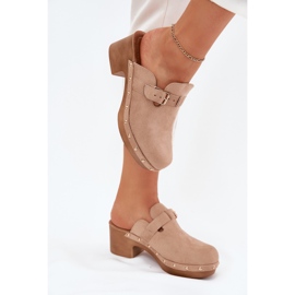 Zapatillas para mujeres con un beige de hebilla