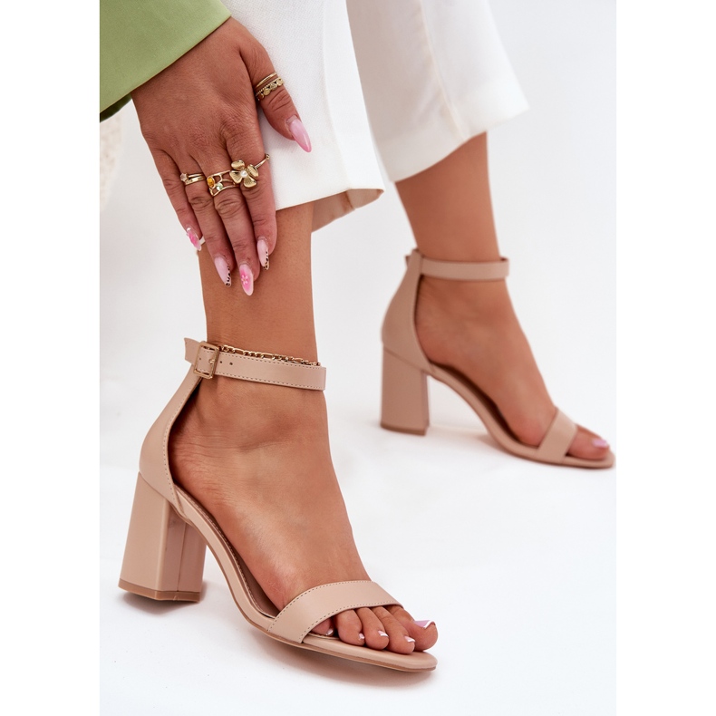 Sandalias de mujer de cuero ecológica en el post beige