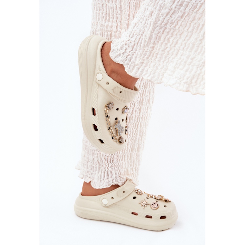 Chanclas de espuma beige con alfileres