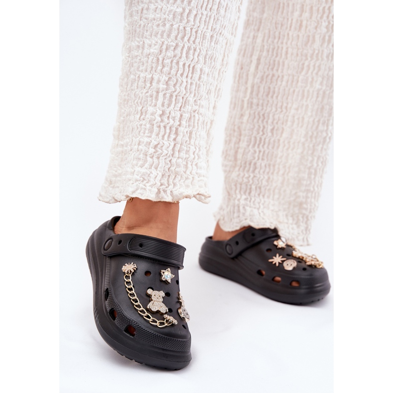 Zapatillas de espuma para mujeres con alfileres negros