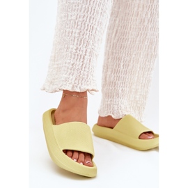 Zapatillas de espuma ligera de mujeres en una suela gruesa de lima verde