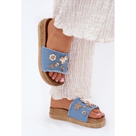 Zapatillas para mujeres con alfileres dorados en la plataforma azul