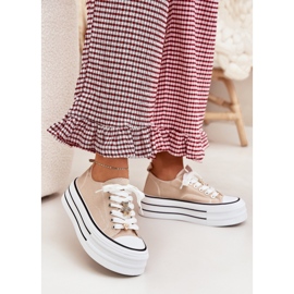Zapatillas de deporte para mujeres en la plataforma con alfileres dorados beige