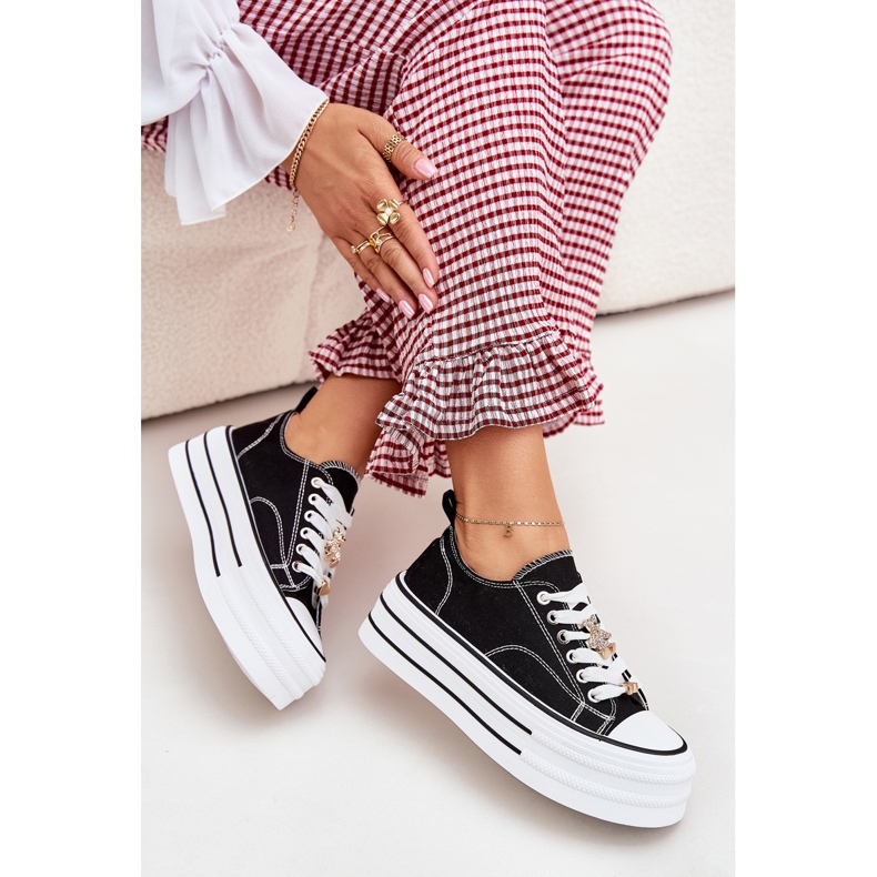 Zapatillas de deporte para mujeres en la plataforma con alfileres dorados negros