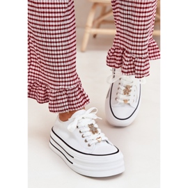 Zapatillas de deporte para mujeres en la plataforma con alfileres dorados blancos Zapatillas de deporte para mujeres en la plataforma con alfileres dorados blancos