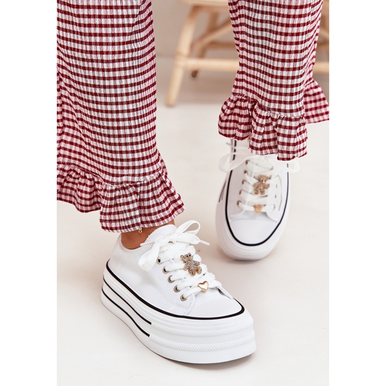 Zapatillas de deporte para mujeres en la plataforma con alfileres dorados blancos Zapatillas de deporte para mujeres en la plataforma con alfileres dorados blancos