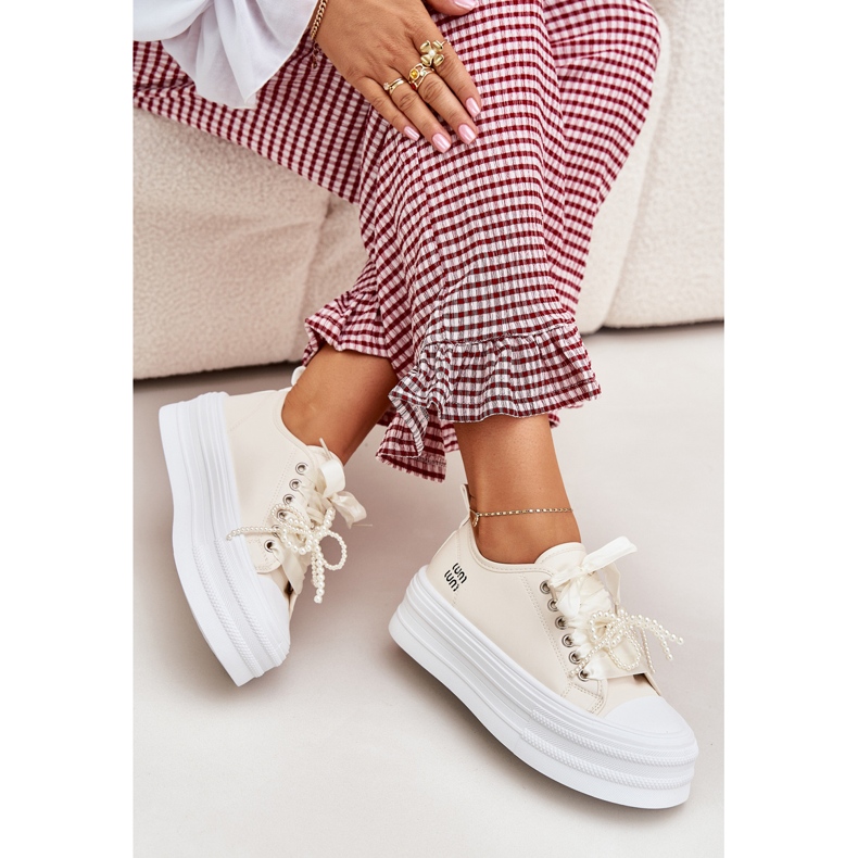 Zapatillas de deporte para mujeres en la plataforma con beige decorativo de cordones