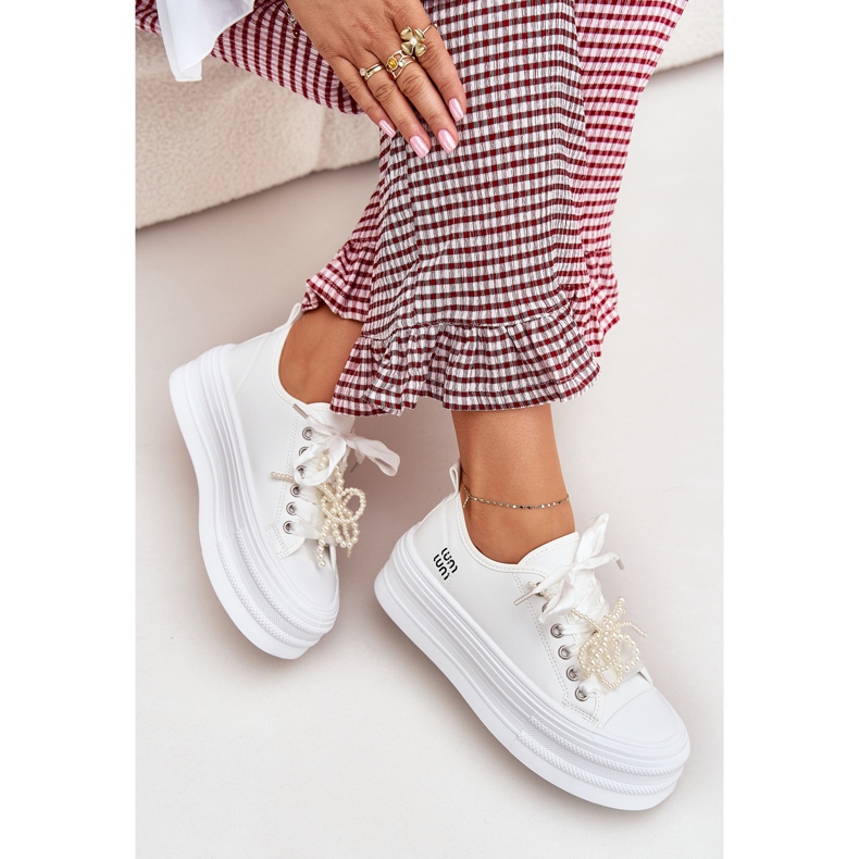 Zapatillas para mujeres en la plataforma con cordones decorativos blancos Zapatillas para mujeres en la plataforma con cordones decorativos blancos
