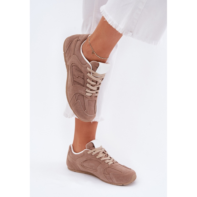 Zapatos deportivos femeninos con beige oscuro de condición de gamuza ecológica