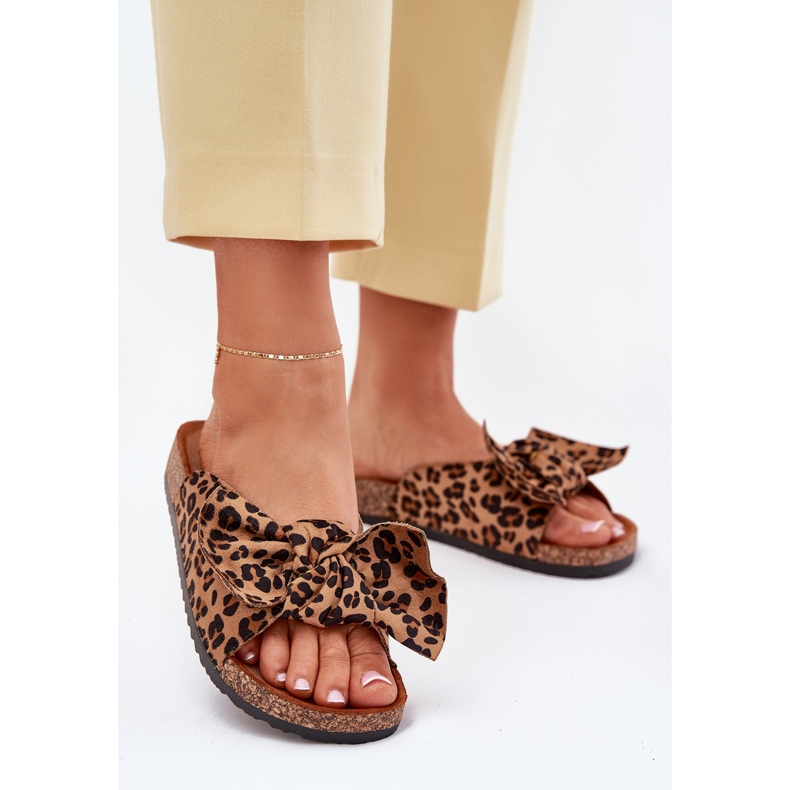 Chanclas para mujeres en una suela de corcho con un tazón de arco marrón
