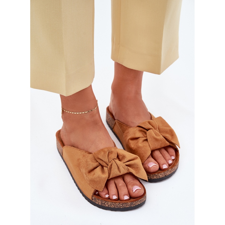 Zapatillas para mujeres en una suela de corcho con un arco de camello marrón