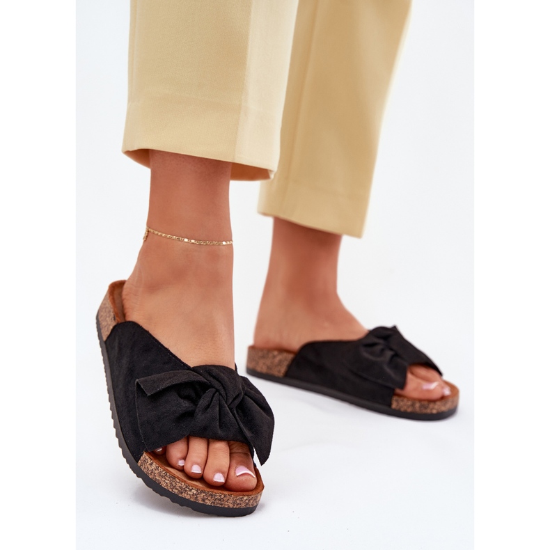 Zapatillas para mujeres en una suela de corcho con un arco negro Zapatillas para mujeres en una suela de corcho con un arco negro