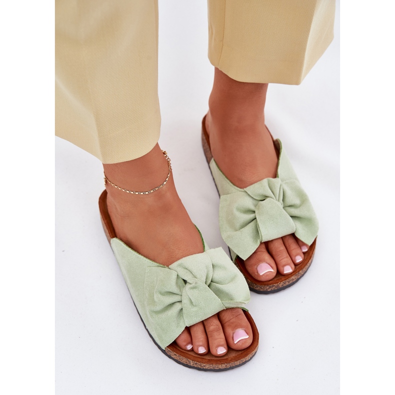Zapatillas para mujeres en la suela de corcho con un arco de menta verde Zapatillas para mujeres en la suela de corcho con un arco de menta verde