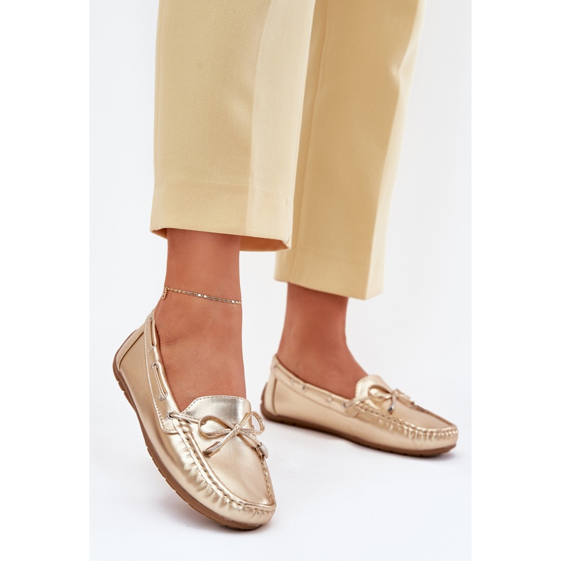 Mocasines dorados de cuero ecológico para mujeres con arco