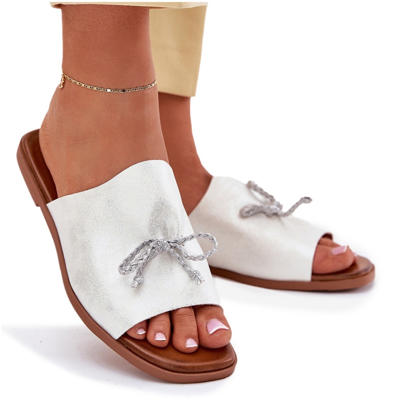 EVento Chanclas de mujer de late plana con un frasco decorativo de plata