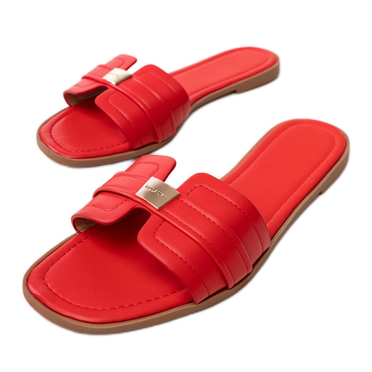 Zapatillas de mujer roja con un adorno en el cinturón rojo