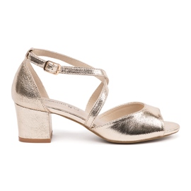 Goodin Sandalias de oro en un poste bajo dorado