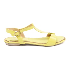Sandalias amarillas en una suela plana amarillo