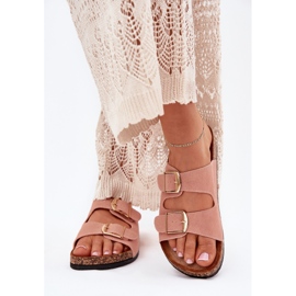 Zapatillas para mujeres en una plataforma de corcho con abrazaderas doradas rosa