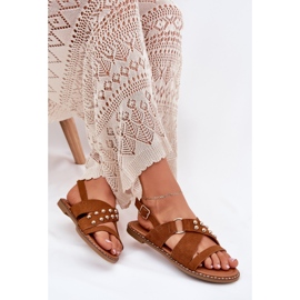 Sandalias de mujeres con cañón con tachuelas doradas de camello marrón Sandalias de mujeres con cañón con tachuelas doradas de camello marrón