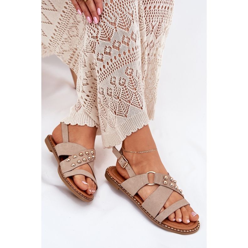 Sandalias de mujer de ceñada plana con tachuelas doradas beige Sandalias de mujer de ceñada plana con tachuelas doradas beige