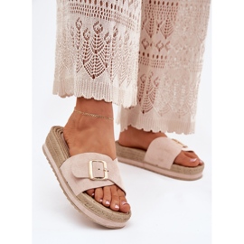 Zapatillas para mujeres en la plataforma con una abrazadera dorada beige